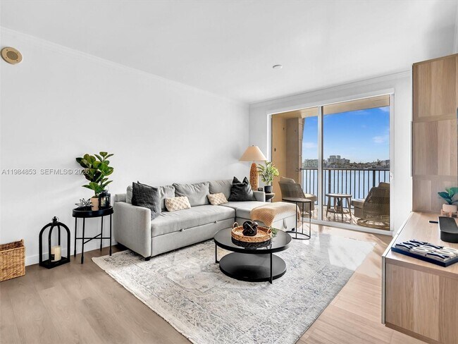 Building Photo - 17150 N Bay Rd