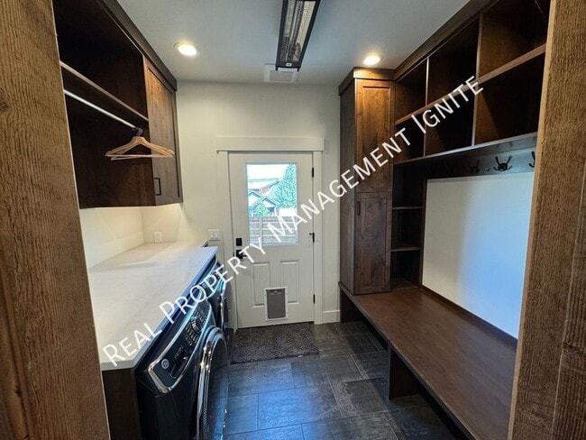 Building Photo - 61145 SW Beverly Wy