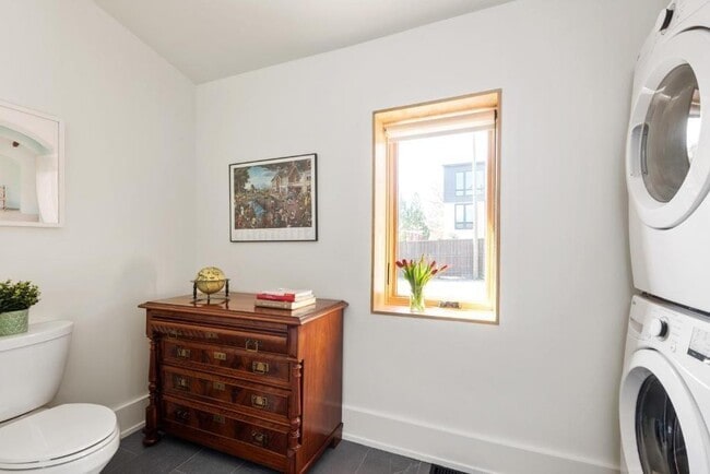 Building Photo - 955 Wylie St SE