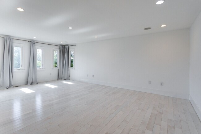 Building Photo - 4611 Charleston Terrace NW