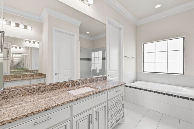 Building Photo - Elegant 3-Bedroom Home in Gated Inner Loop...