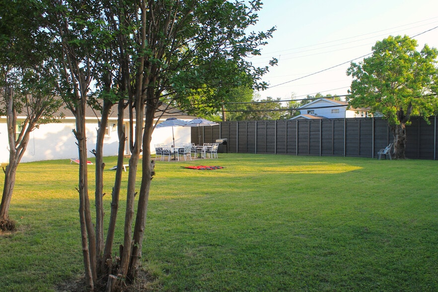Building Photo - 2533 Mark Dr