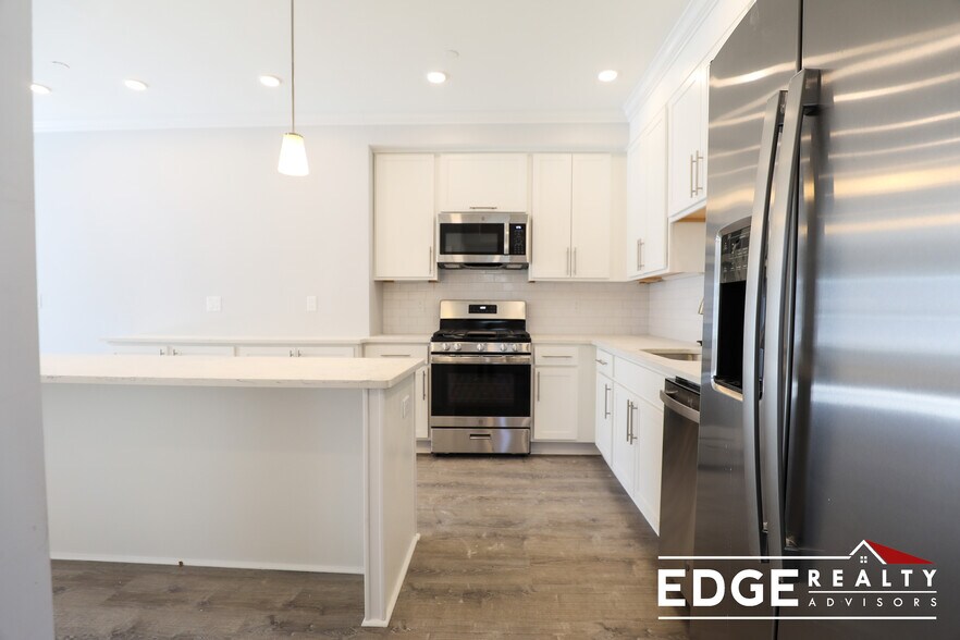 Building Photo - 124 Kenrick St