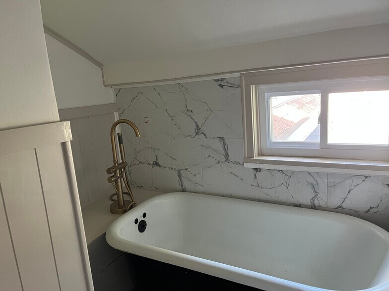 Claw foot tub - 1400 Titus Ave