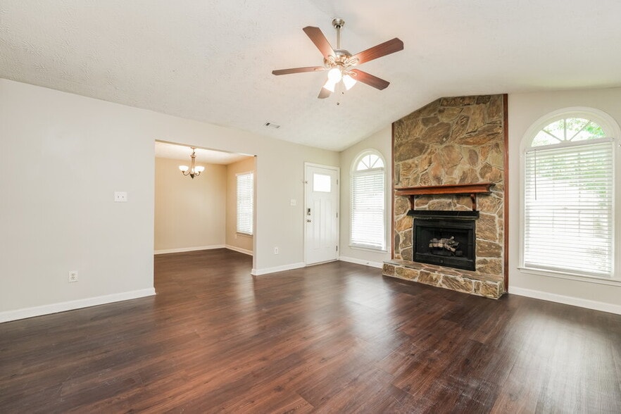 Building Photo - 465 Rosehill Dr