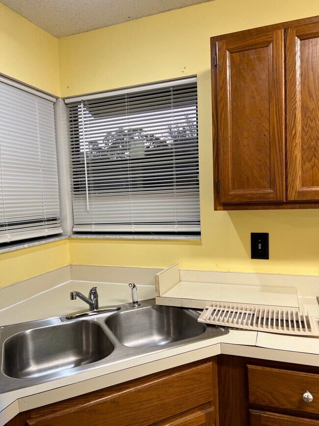 Building Photo - 8340 Westover Ct