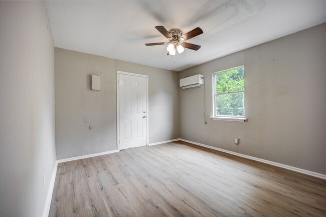Building Photo - FREE MONTH RENT! Freshly Updated 3 Bedroom House