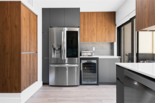 Building Photo - 340 City View Dr