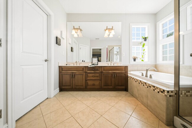 Building Photo - 3418 Raintree Cir