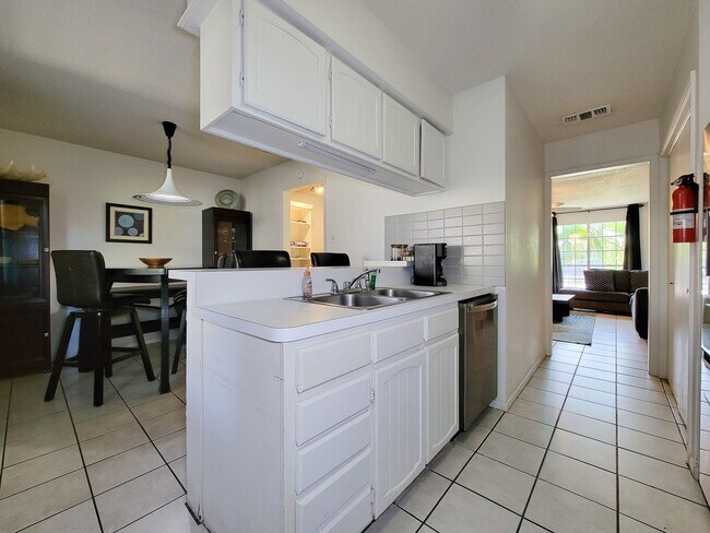 Building Photo - Two bedrooms two 1/2 bath townhome on Galv...