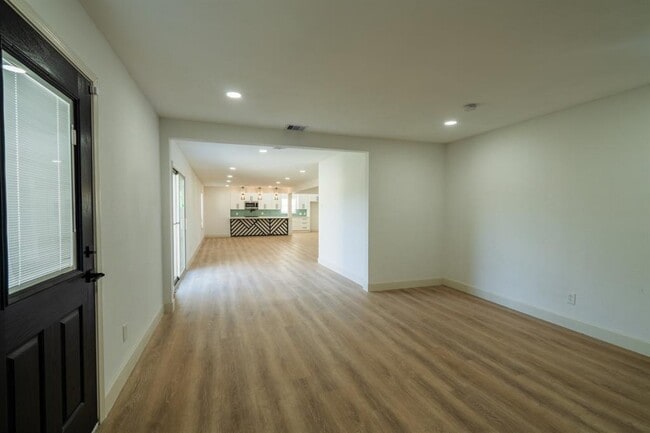 Building Photo - 1402 Bayou Shore Dr
