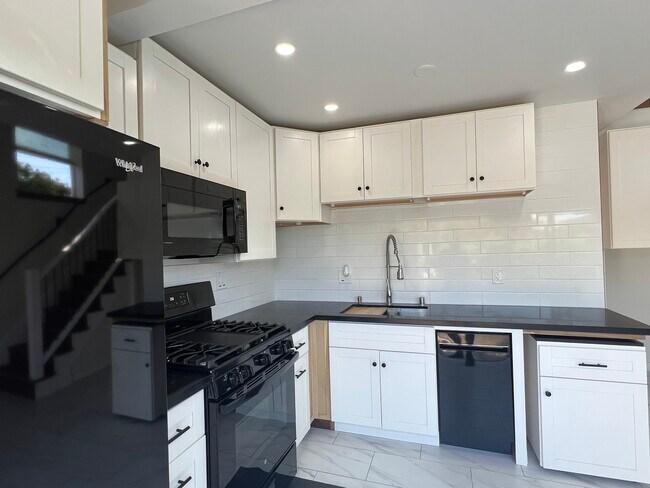 Full kitchen - 4529 Valencia Dr