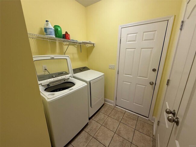Building Photo - 9832 Helmsley Cir