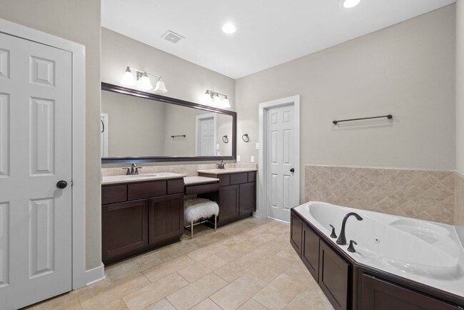 Building Photo - Stunning Single-Family Home in the Heart o...