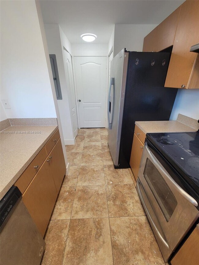 Building Photo - 357 N Royal Poinciana Blvd