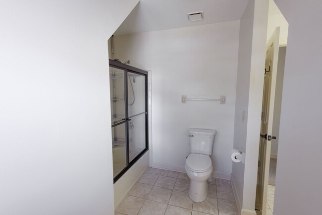 Building Photo - Charming 3-Bedroom/ 2.5 Bath Home in Royal...