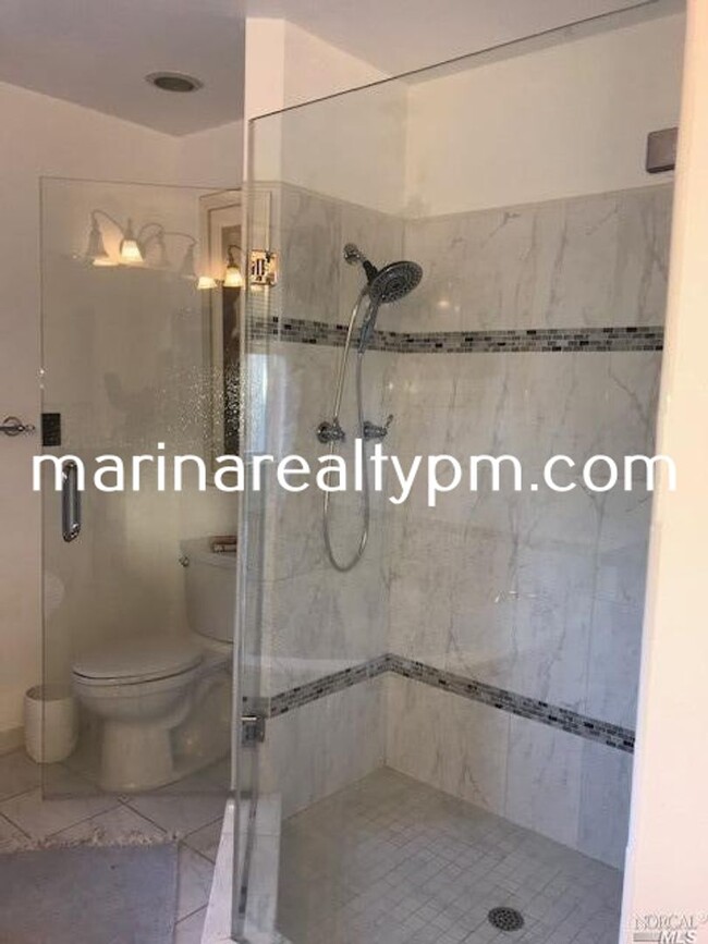 Building Photo - Gorgeous 3 bedroom 2.5 bath 2 story Townho...