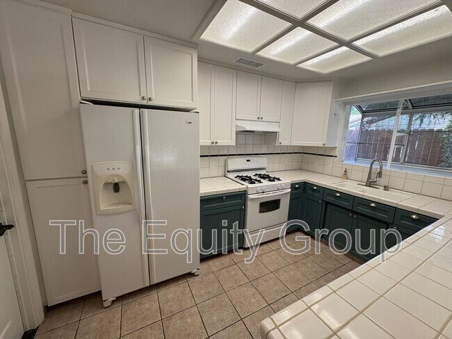Building Photo - 519 N Aspen St