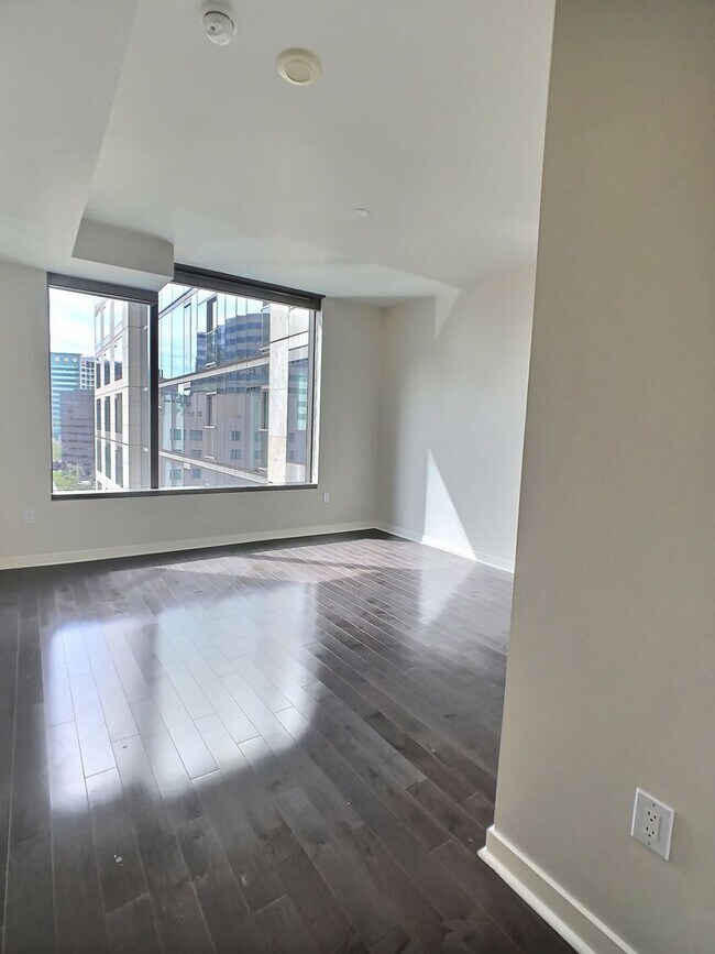 Building Photo - Gorgeous 1 Bedroom Condo at Axis
