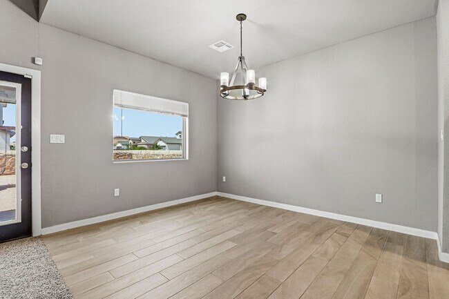 Building Photo - BEAUTIFUL FAR EAST HOME RIGHT OFF I-10, PET FRIENDLY WITH NO BREED RESTRICTIONS