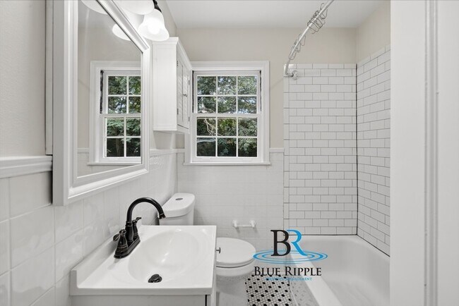 Building Photo - Renovated 2/1 Williams Park Smyrna across from Market Village! Fenced Yard and Pet Friendly