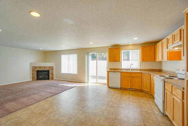 Building Photo - THREE BEDROOM WITH FENCED YARD
