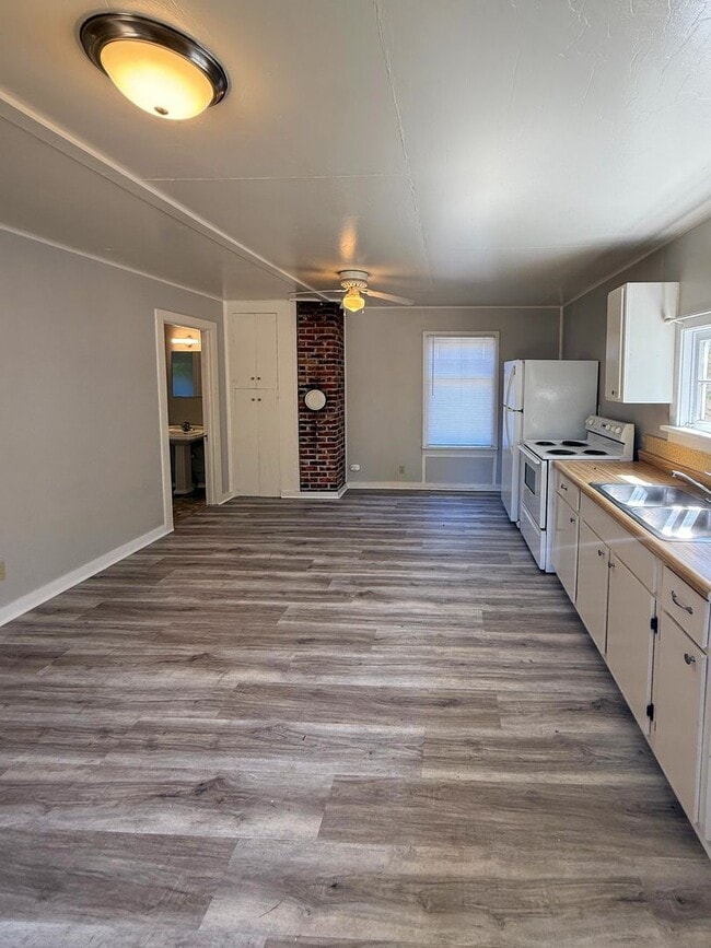 Building Photo - One Bedroom House In Port Hadlock