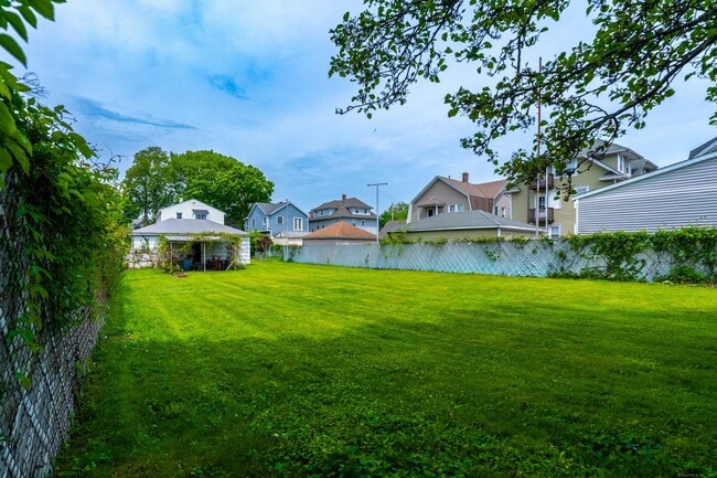 Building Photo - 326 Grovers Ave