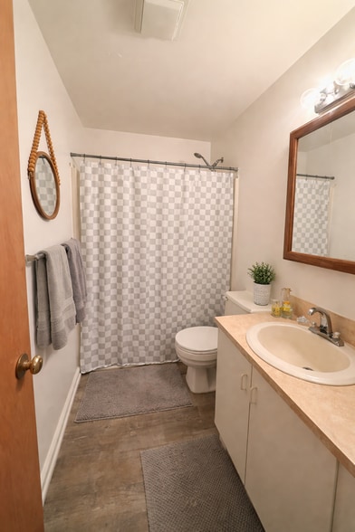 Building Photo - 31-33 Railroad St