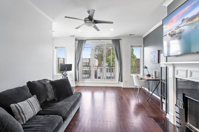 Building Photo - 2539 W Warren Blvd