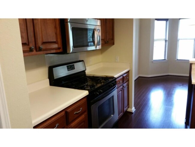 Building Photo - 706 Maplecreek Dr
