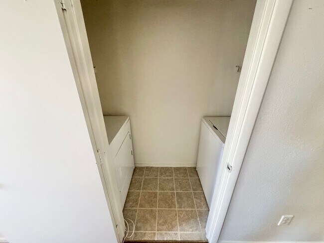 Building Photo - ***AMAZING WELOME DEAL!! $600 OFF FIRST MONTHS RENT IF MOVED IN 2 WEEKS!!**  Lovely 2 Bedroom/2 B...