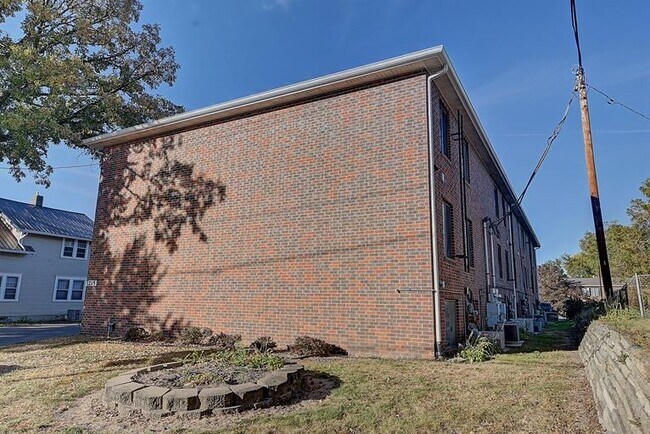 Building Photo - 1215 Oakland Rd NE