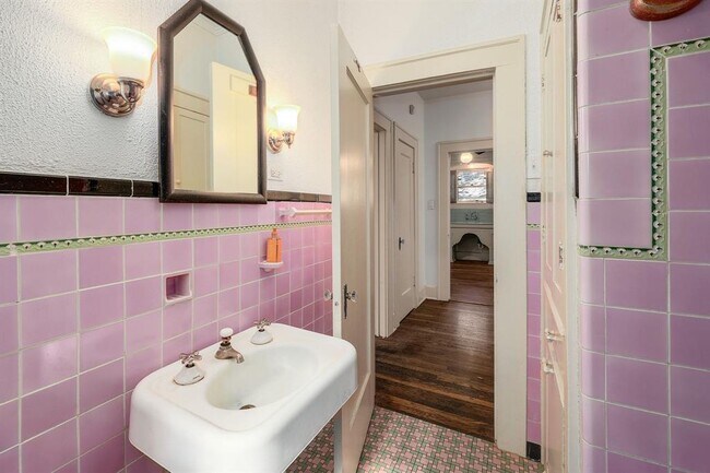 Building Photo - 1804 Kenwood Ave