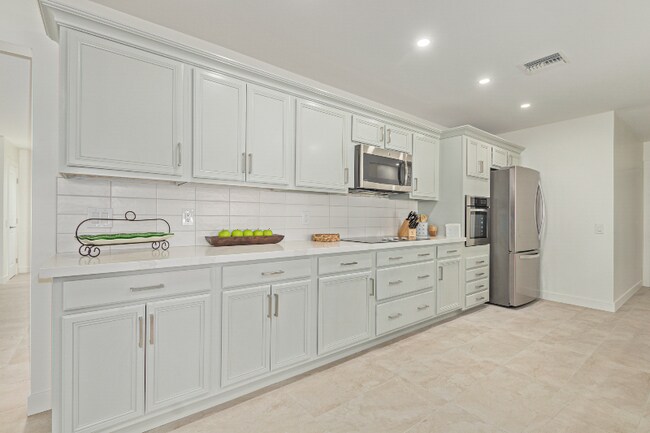 Building Photo - 9830 W Evergreen Dr