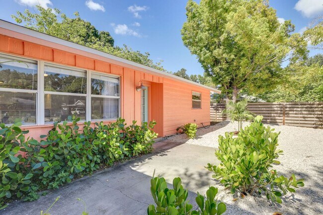 Building Photo - Charming 3/2 Available Now! Furnished or U...
