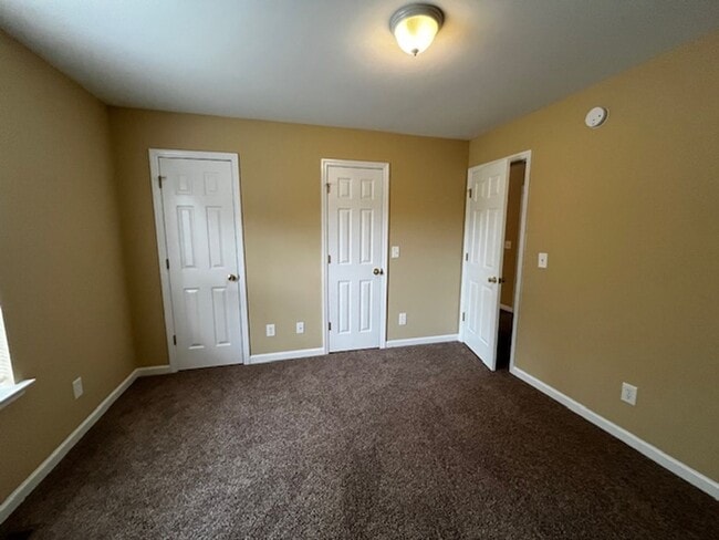 Building Photo - 2 Bedroom 2 Bath Duplex with Garage