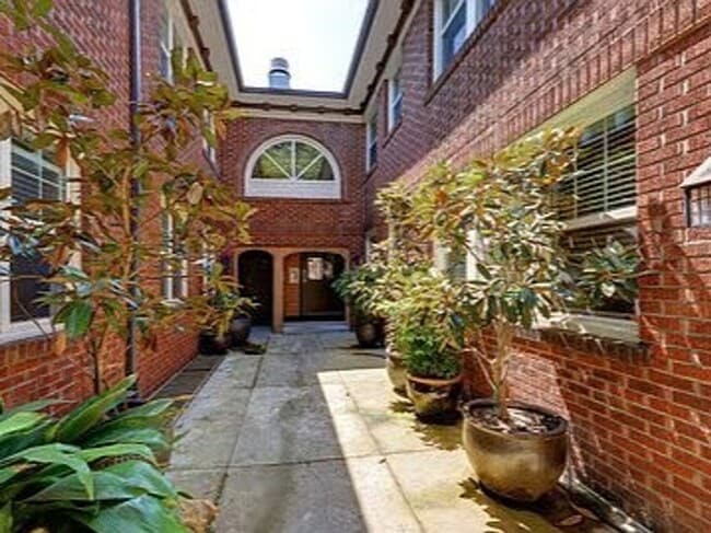 Primary Photo - Charming 1 Bedroom, 1 Bath Large Apt in In...