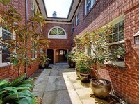 Building Photo - Charming 1 Bedroom, 1 Bath Large Apt in In...