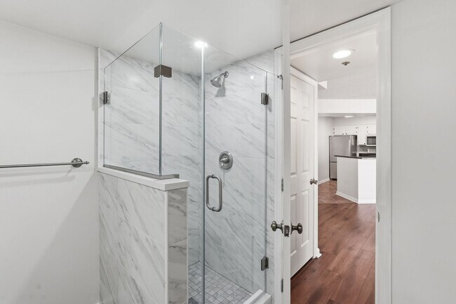 Building Photo - Updated 2BR Condo in Old Town Alexandria - 2 blocks to Metro