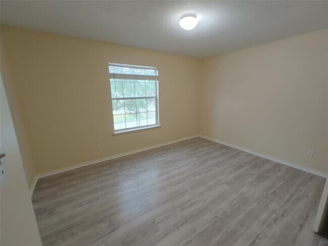 Building Photo - 28907 Fox Run Boulevard