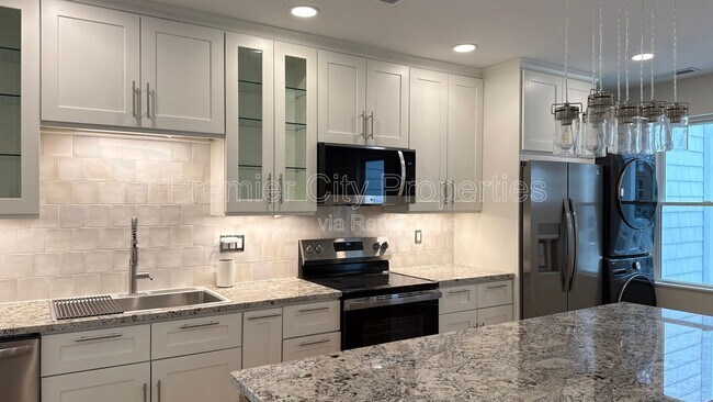 Building Photo - 240 Mcgregor Ave