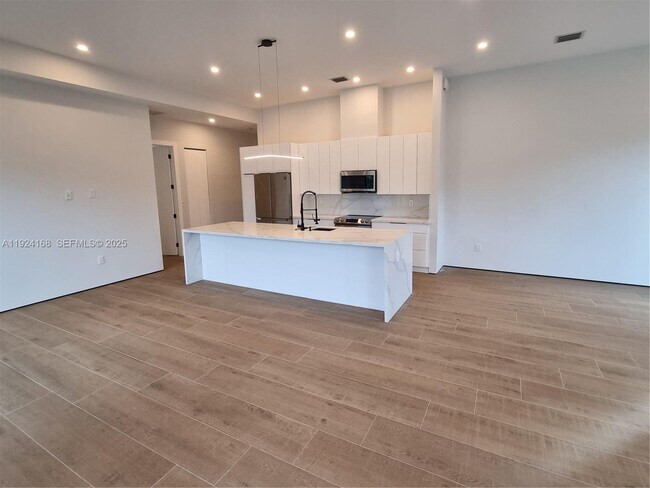 Building Photo - 810 NE 14th Pl