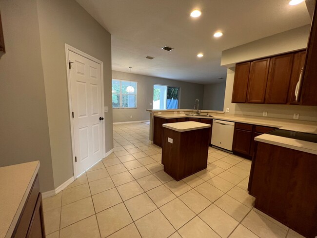 Building Photo - Stunning 4 Bedroom 2.5 Bath Home with Bonu...