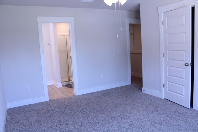 Building Photo - Beautiful New Townhome / Pet Friendly / Wi...