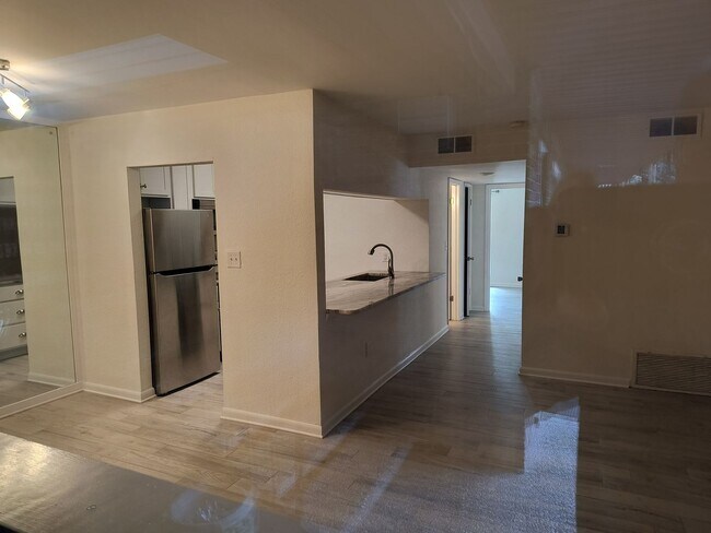 Building Photo - WONDERFUL 2 Bedroom 1.5 Bathroom condo