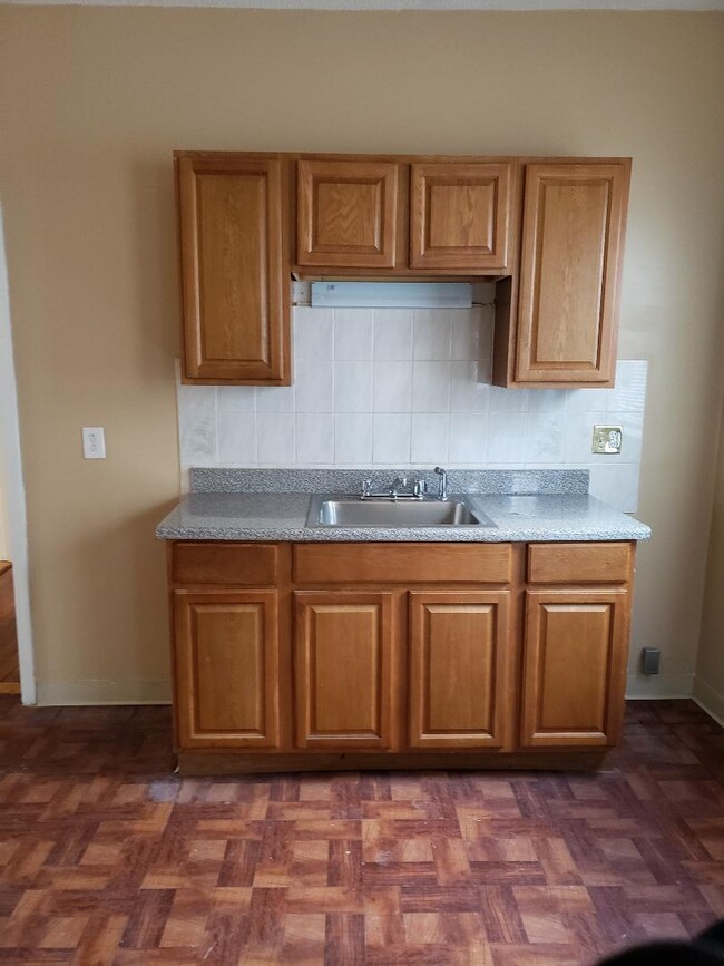 kitchen cabinets - 105 Draper St