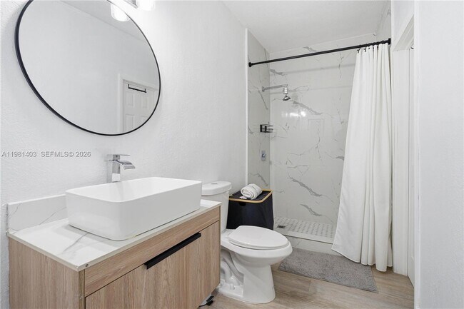 Building Photo - 10845 Peachtree Dr