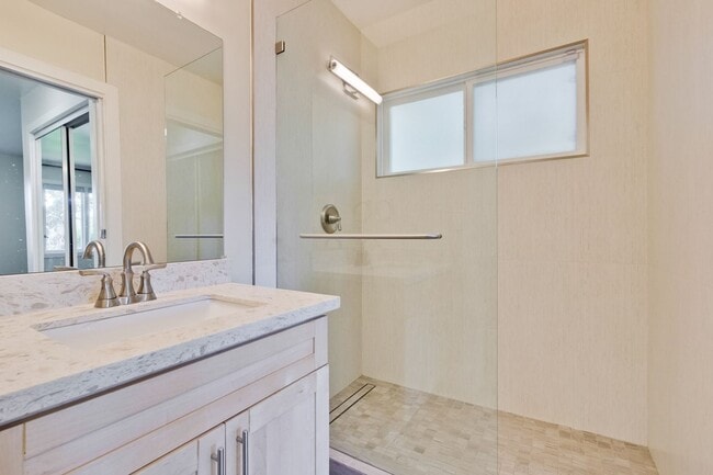 Building Photo - Beautifully remodeled 2 bed, 2 bath home.