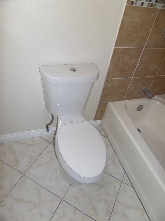 Building Photo - 3 Bedroom-2 Bathroom Single Story Home in ...